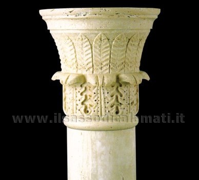 colonna decorata in pietra