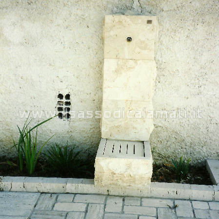 fontanella grezza da giardino