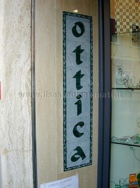 insegna ottica in marmo