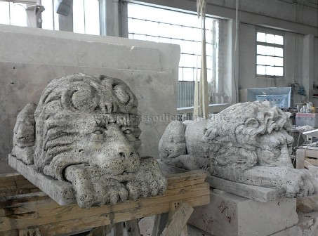 leoni in marmo