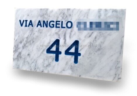 numero e via in marmo bianco