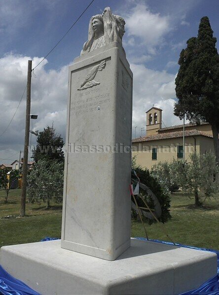 monumento ai caduti in pietra