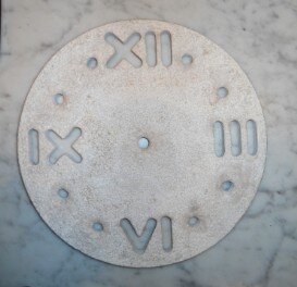 Orologio in pietra rotondo traforato
