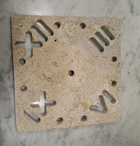 Orologio in pietra quadrato traforato