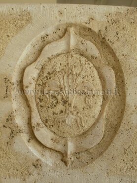 architrave camino con giglio