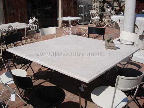 tavolo in pietra da giardino