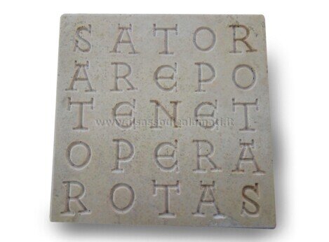 incisione sator su travertino