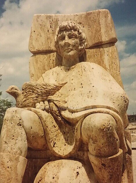 scultura pietra uomo