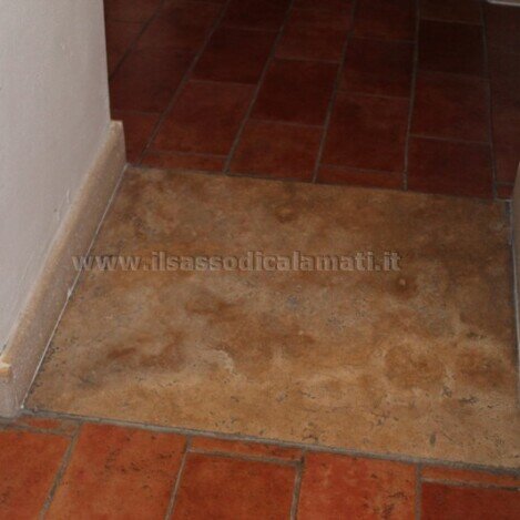 battiscopa e soglia in pietra