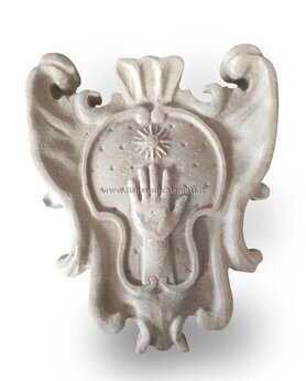 emblema travertino mano