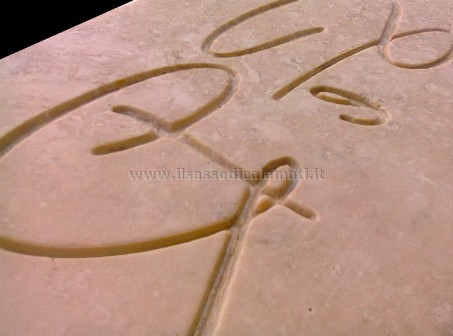 firma incisa su pietra