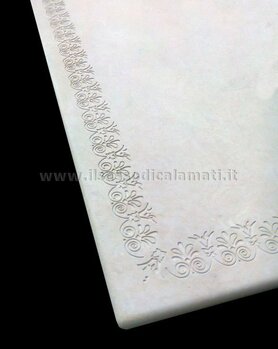 tavolo in pietra oro inciso