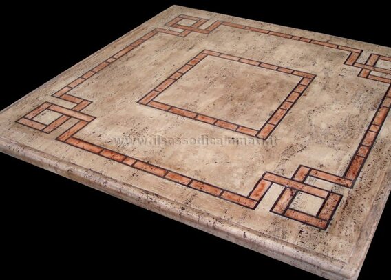 tavolo marrone con cornice a cotto