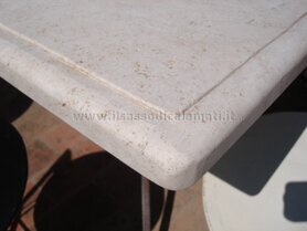 particolare del bordo tavolo