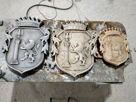 tris scudi in pietra